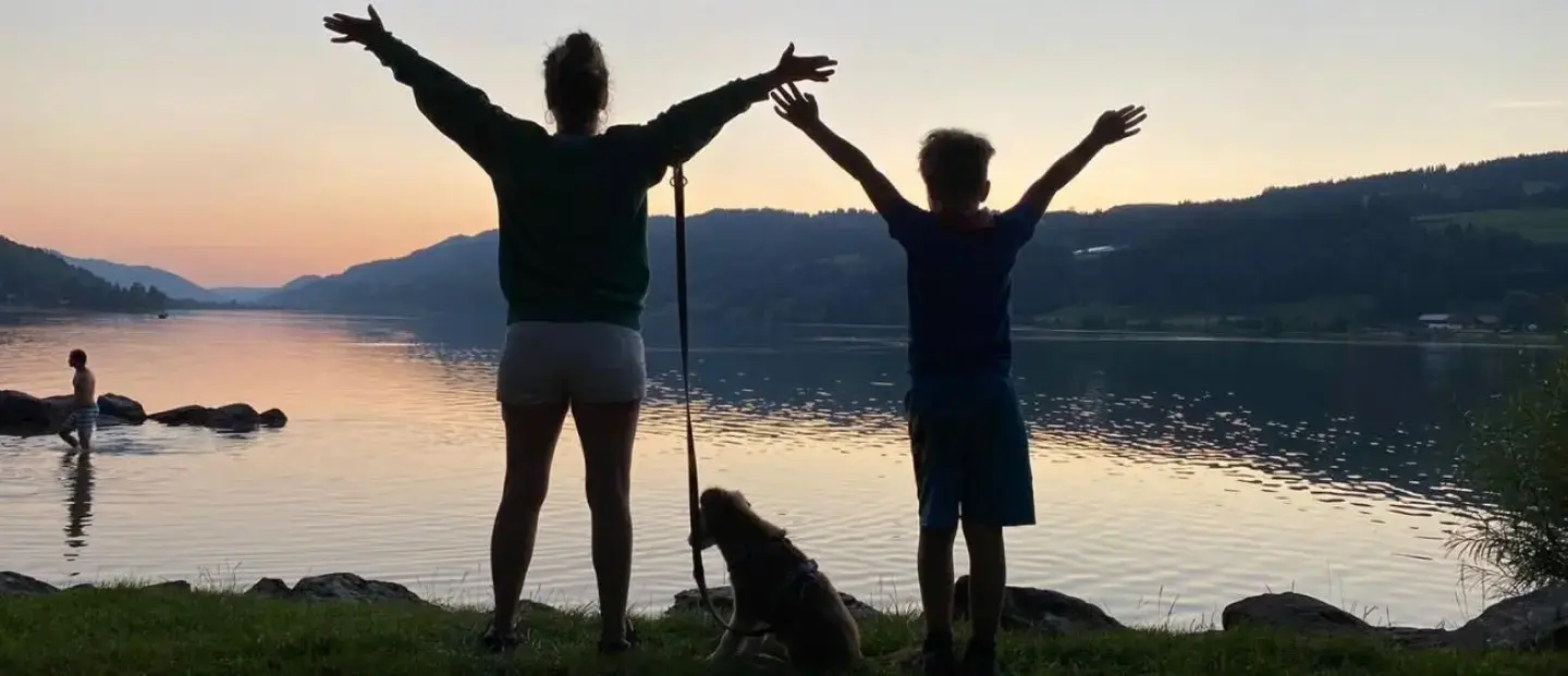 Korinna, Max und Hund am See im Sonnenuntergang